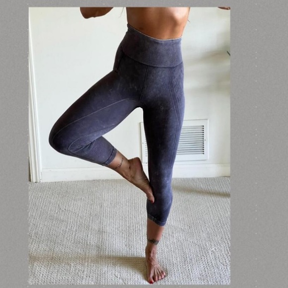 SOLDAthleta Yoga Pants Leggings Tights High Rise Cropped Small Medium EUC Purple - Picture 16 of 16